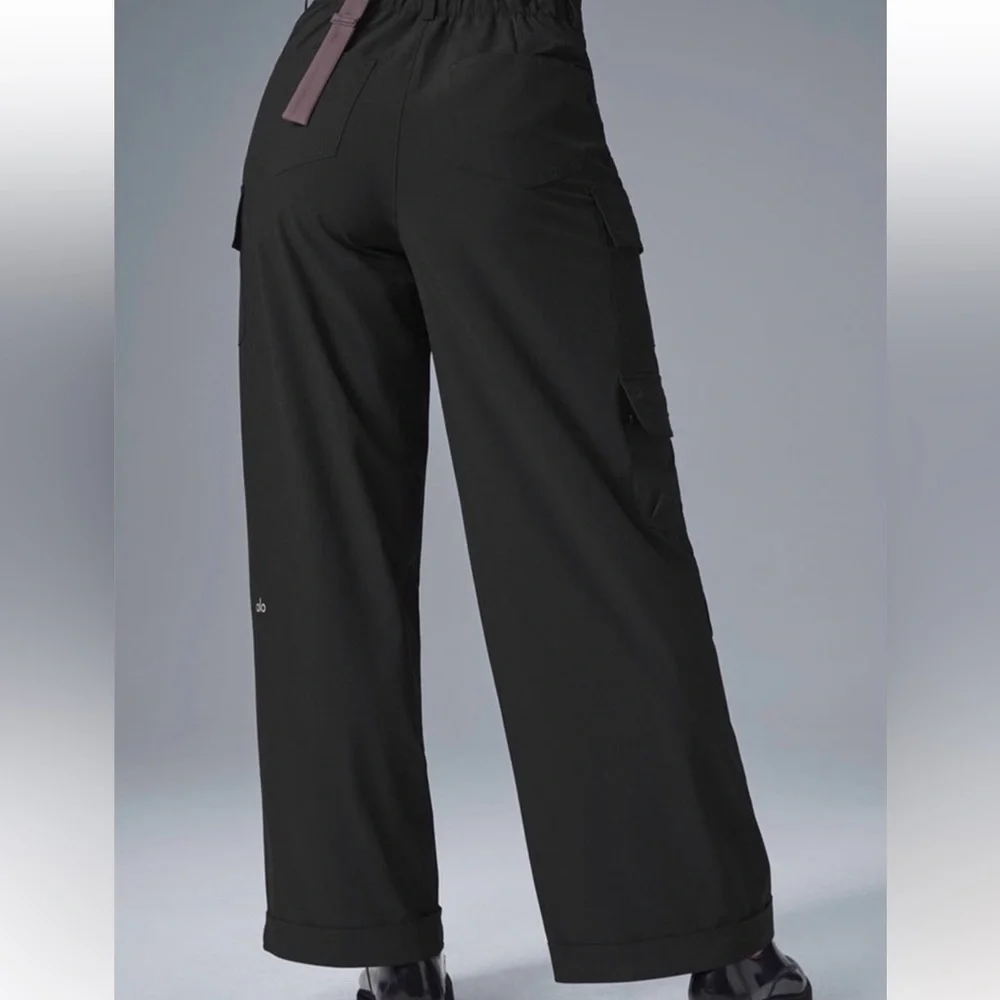 ALO Yoga Mid-Rise Workwear Cargo Pants in Black